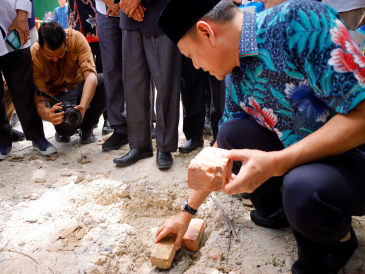 Pj Bupati Lakukan Peletakan Batu Pertama Pembangunan Asrama Ponpes Muhammadiah Kampa Boarding School