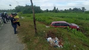  Supir Ngantuk, Mobil Masuk Parit di Jalan SudirmanÂ 