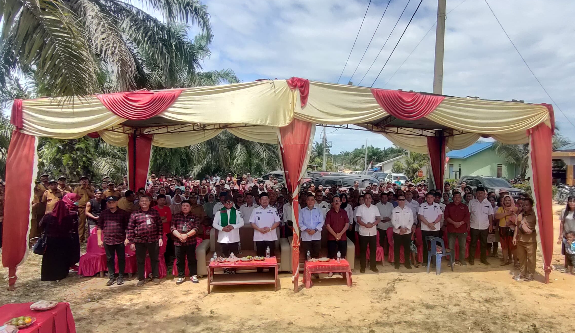 Bupati Zukri Resmikan Listrik PLN dan Puskesdes di Dusun IV Tapui Indah