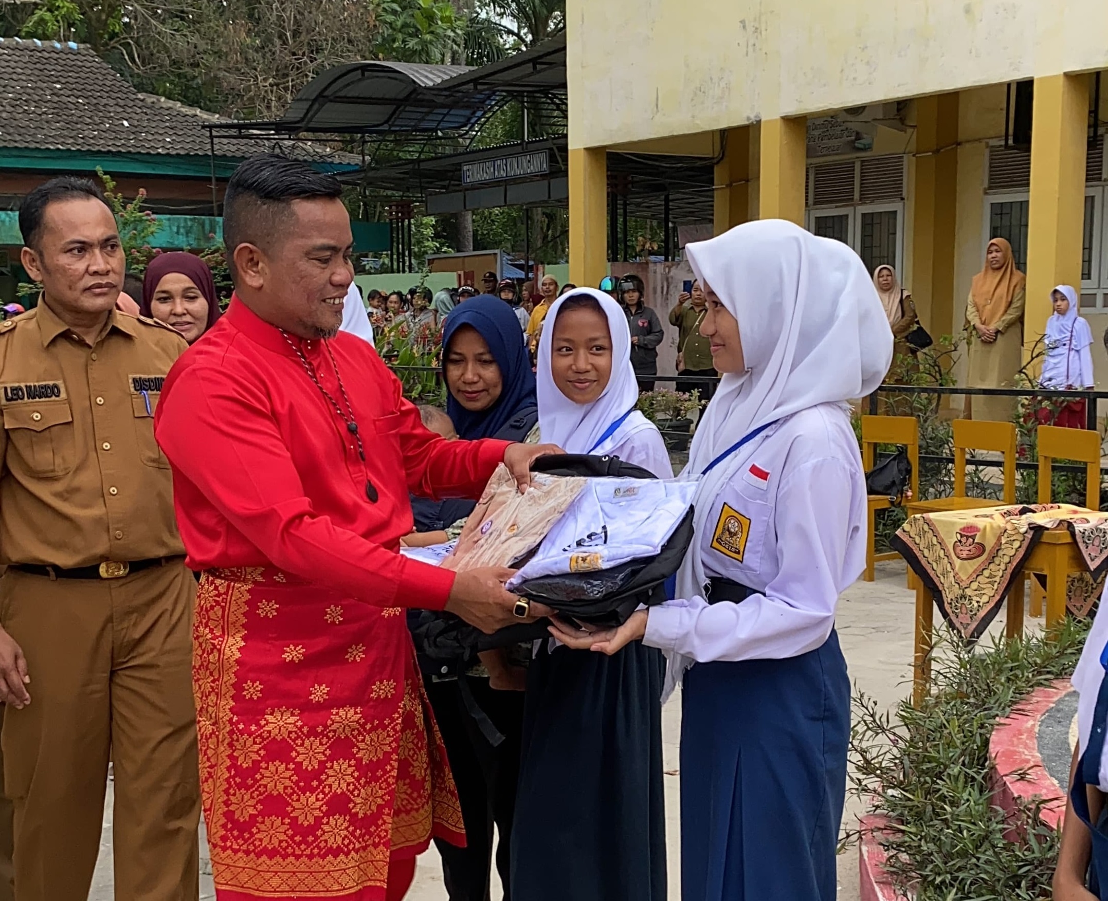 Bupati Serahkan Bantuan Seragam Sekolah untuk Anak Yatim dan Fakir Miskin di SMPN 1 Pangkalan Kerinc