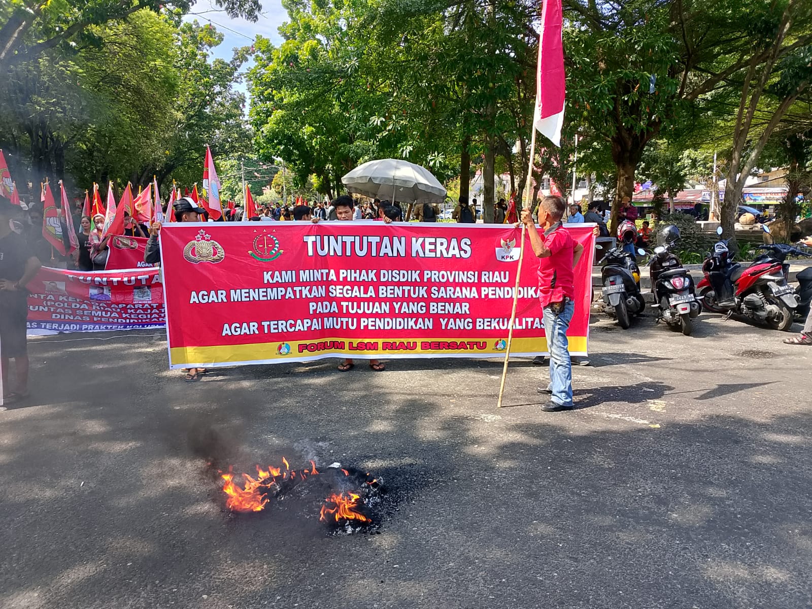 Ribuan Massa LSM Riau Bersatu Gelar Aksi di Kantor Gubernur dan Dinas Pendidikan Riau