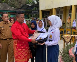 Bupati Serahkan Bantuan Seragam Sekolah untuk Anak Yatim dan Fakir Miskin di SMPN 1 Pangkalan Kerinc