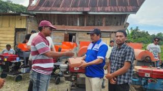 Berikan Bantuan Mesin Pencacah Eceng Godok, Maruarar Sirait Ajak Warga Rawat Danau Toba