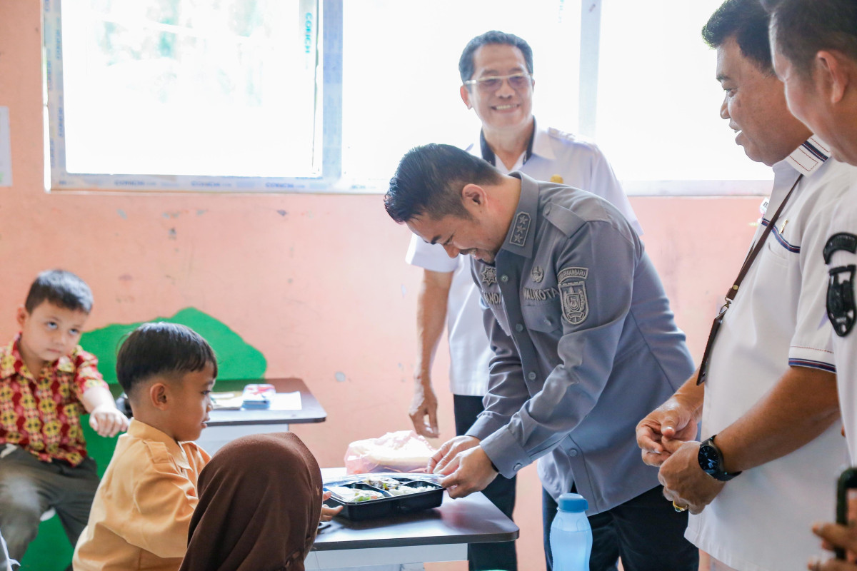 Pj Wako Lihat Langsung Simulasi Makan Siang Bergizi di SDN 185 dan SMPN 49 PekanbaruÂ