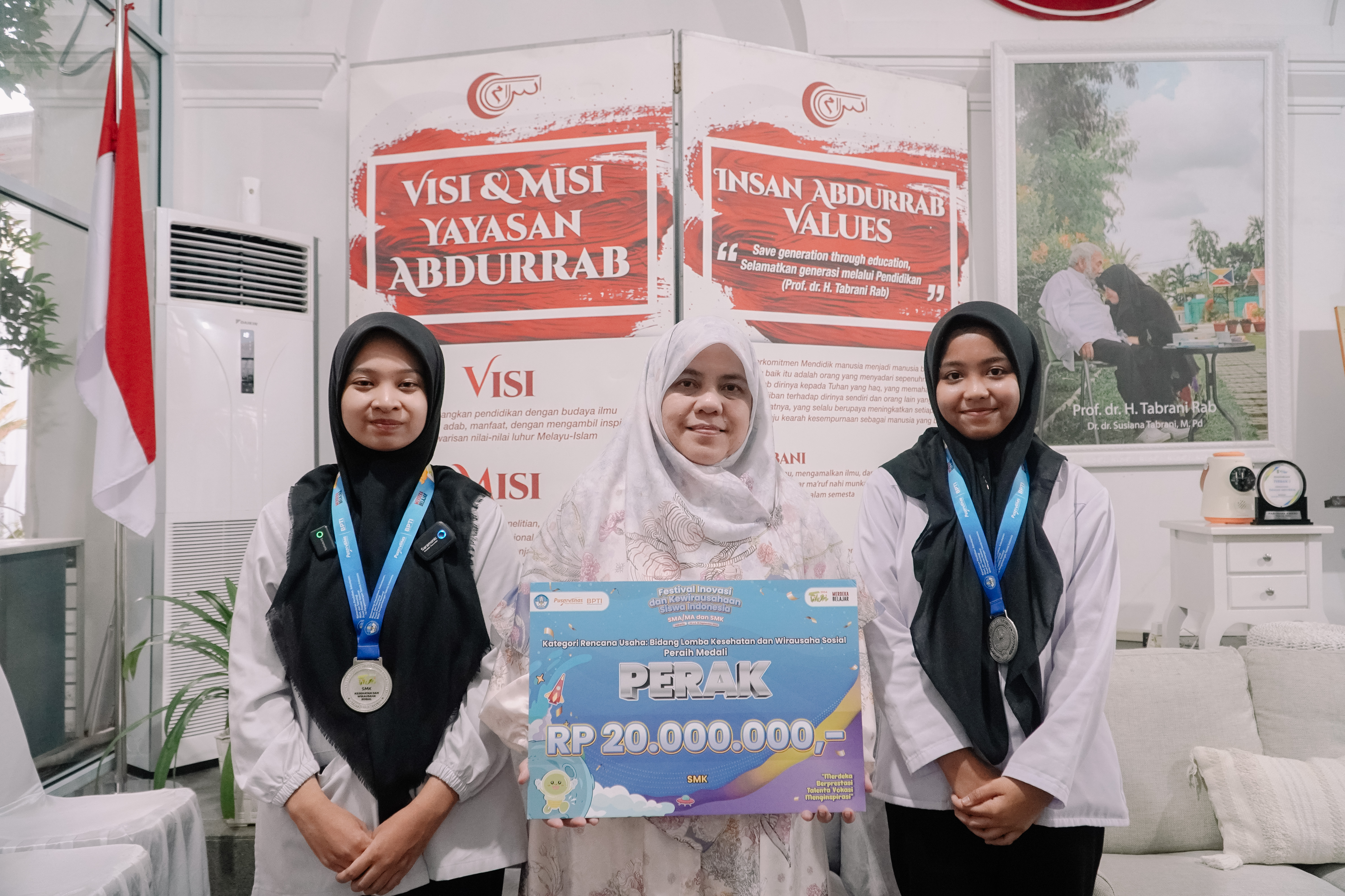 Siswa SMK Abdurrab Pekanbaru Raih Medali Perak di Lomba Karya Tulis Ilmiah FIKSI 2024