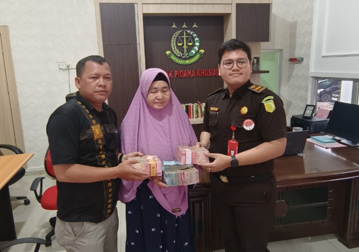 Terpidana Eks Penghulu Sungai Majo Kembalikan Kerugian Negara pada Kejari RohilÂ