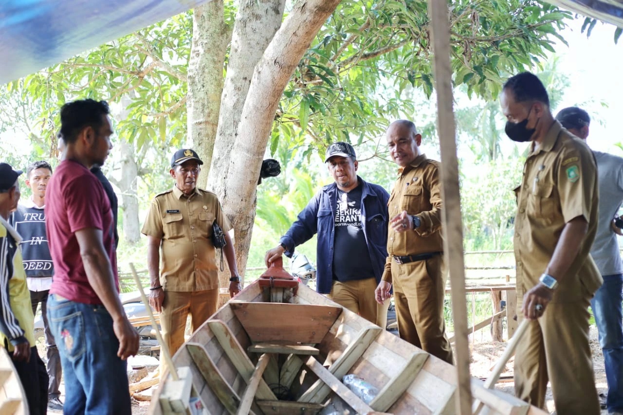 Pjs Bupati Roni Rakhmat Serahkan Bantuan 2 Kapal dan 8 Sampan Dayung untuk Kelompok Nelayan