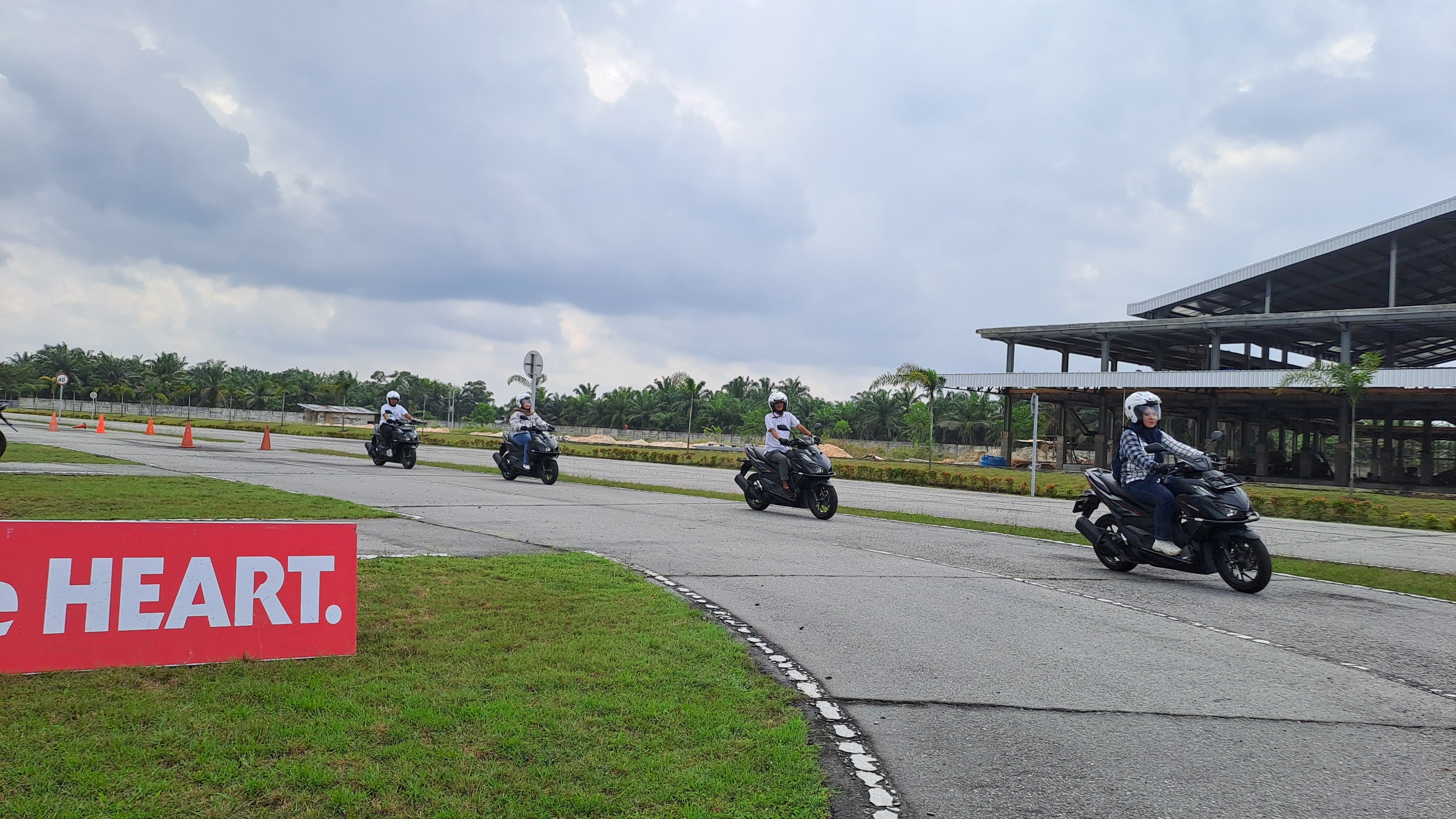 Tips #Cari_aman: Jangan Asal Gas di Persimpangan Jalan
