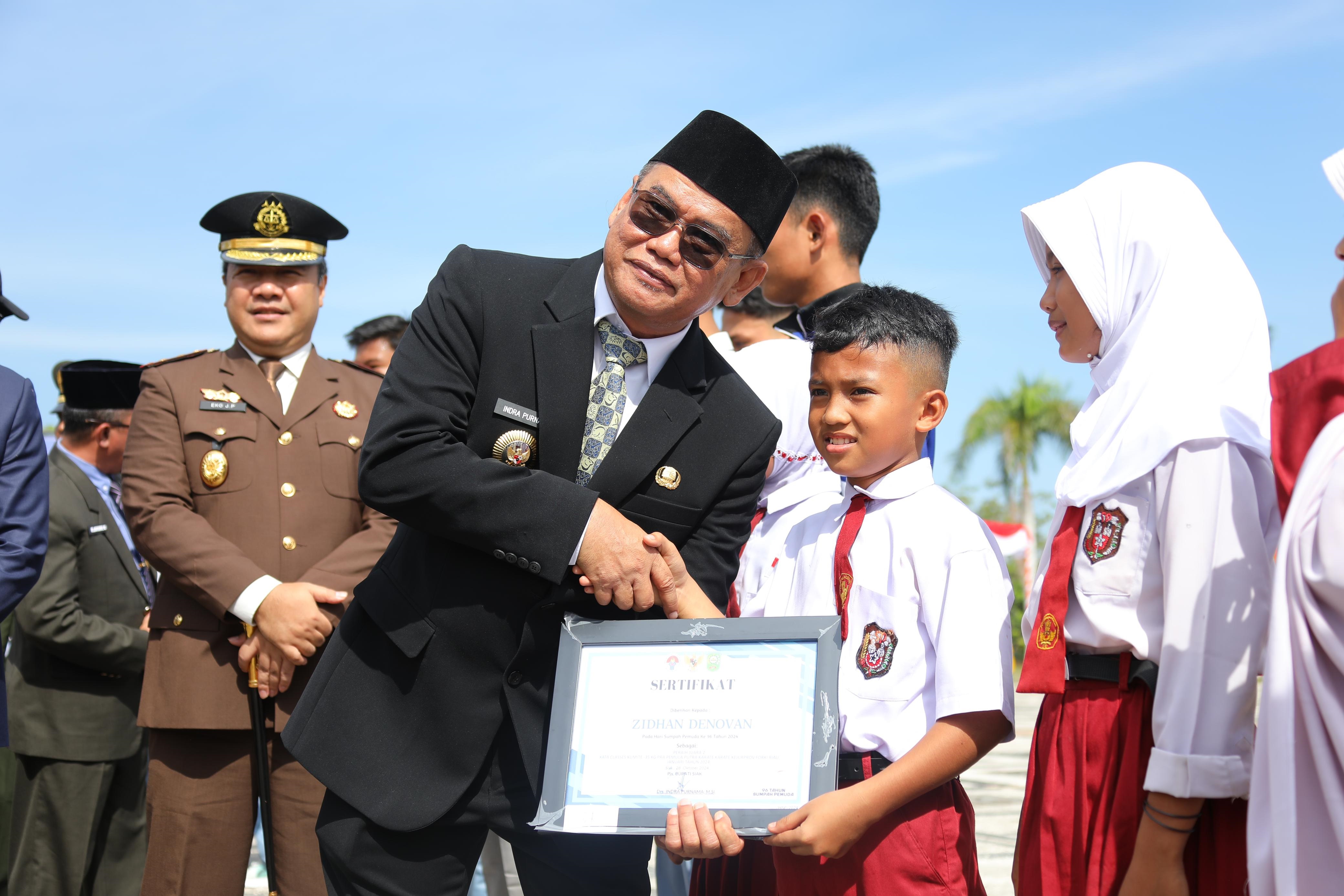 Peringatan Hari Sumpah Pemuda, Pjs Bupati Siak Beri Penghargaan Bagi Pemuda Berprestasi