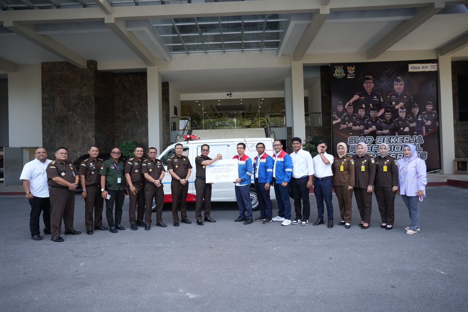 PT KPI Kilang Dumai Serahkan Bantuan Ambulans ke Kejati Riau