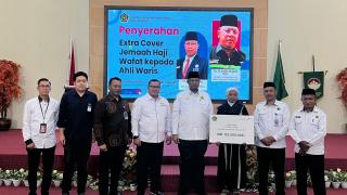 Kemenag dan Garuda Indonesia Serahkan Rp125 Juta Cover Asuransi Jemaah Haji Wafat