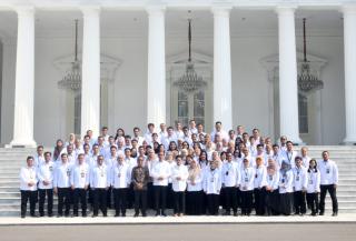 Jelang Purnatugas, Presiden Jokowi dan Ibu Iriana Pamitan dengan Keluarga Besar Istana