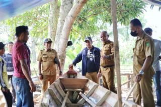 Pjs Bupati Roni Rakhmat Serahkan Bantuan 2 Kapal dan 8 Sampan Dayung untuk Kelompok Nelayan
