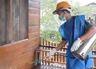 Upaya Cegah Malaria di Desa Kuala Selat, Inhil, Petugas Lakukan Penyemprotan InsektisidaÂ 
