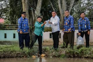 Pjs Walikota Dumai Tabur 8000 Benih Ikan untuk Restocking dan Ketahanan PanganÂ 