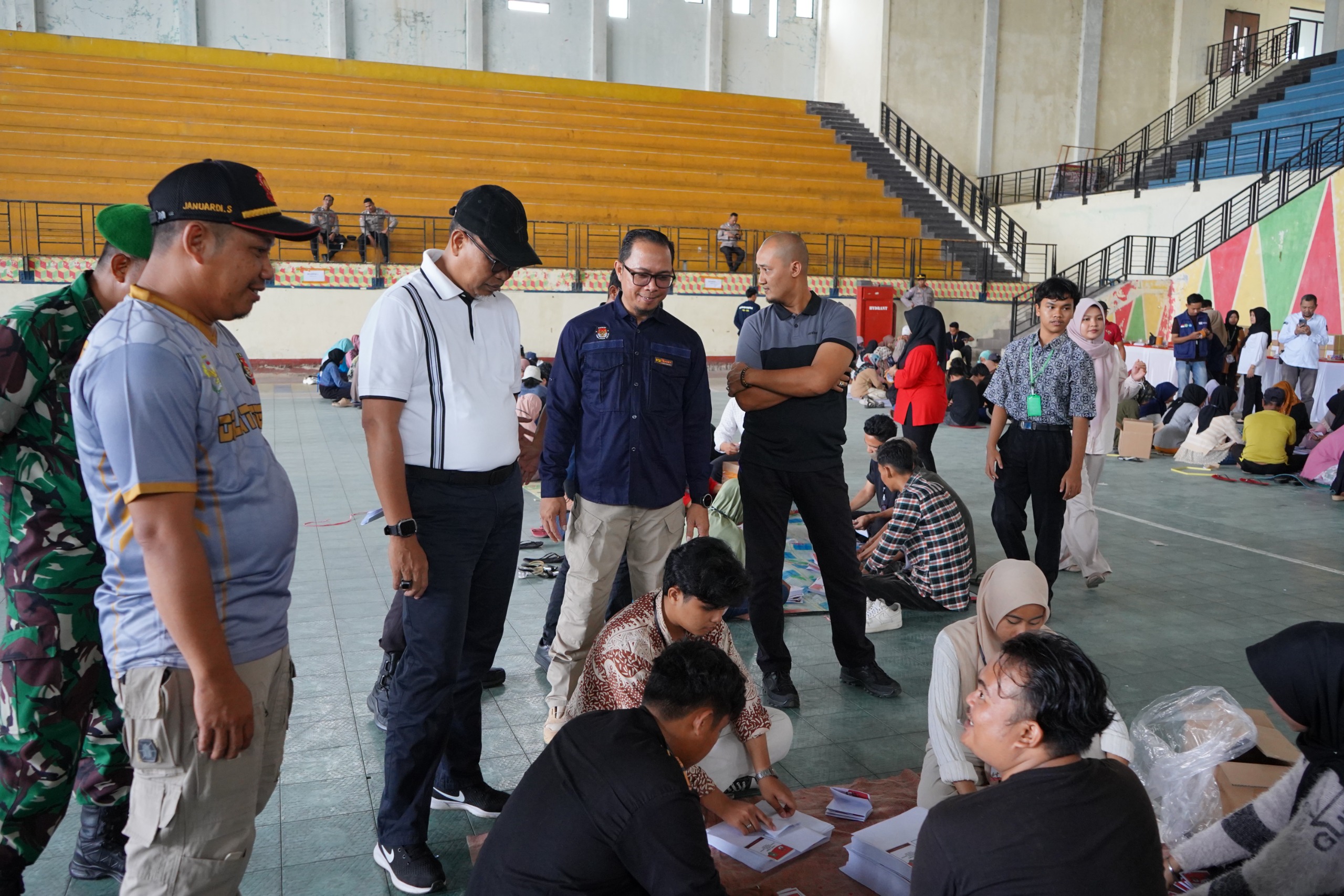 Pj Bupati Inhil Tinjau Proses Sortir dan Pelipatan Surat Suara