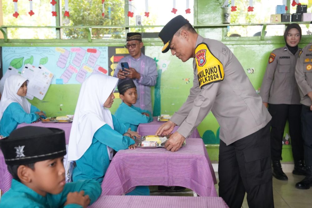 Wakapolda Riau Pimpin Langsung Pembagian Makanan Bergizi Gratis ke Anak SD