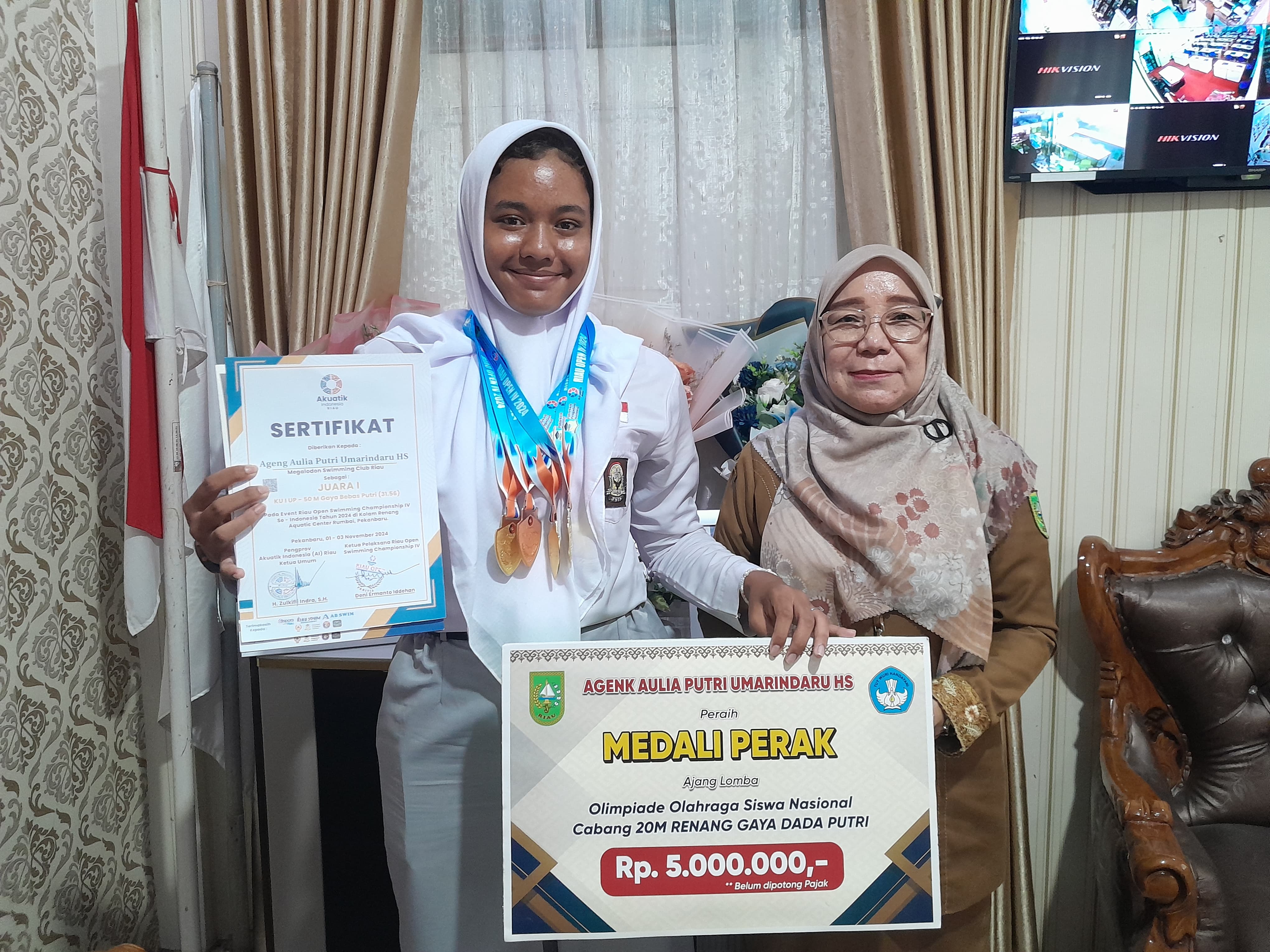 Siswi SMAN 9 Pekanbaru, Ageng Aulia Putri, Raih Empat Medali di Ajang Renang