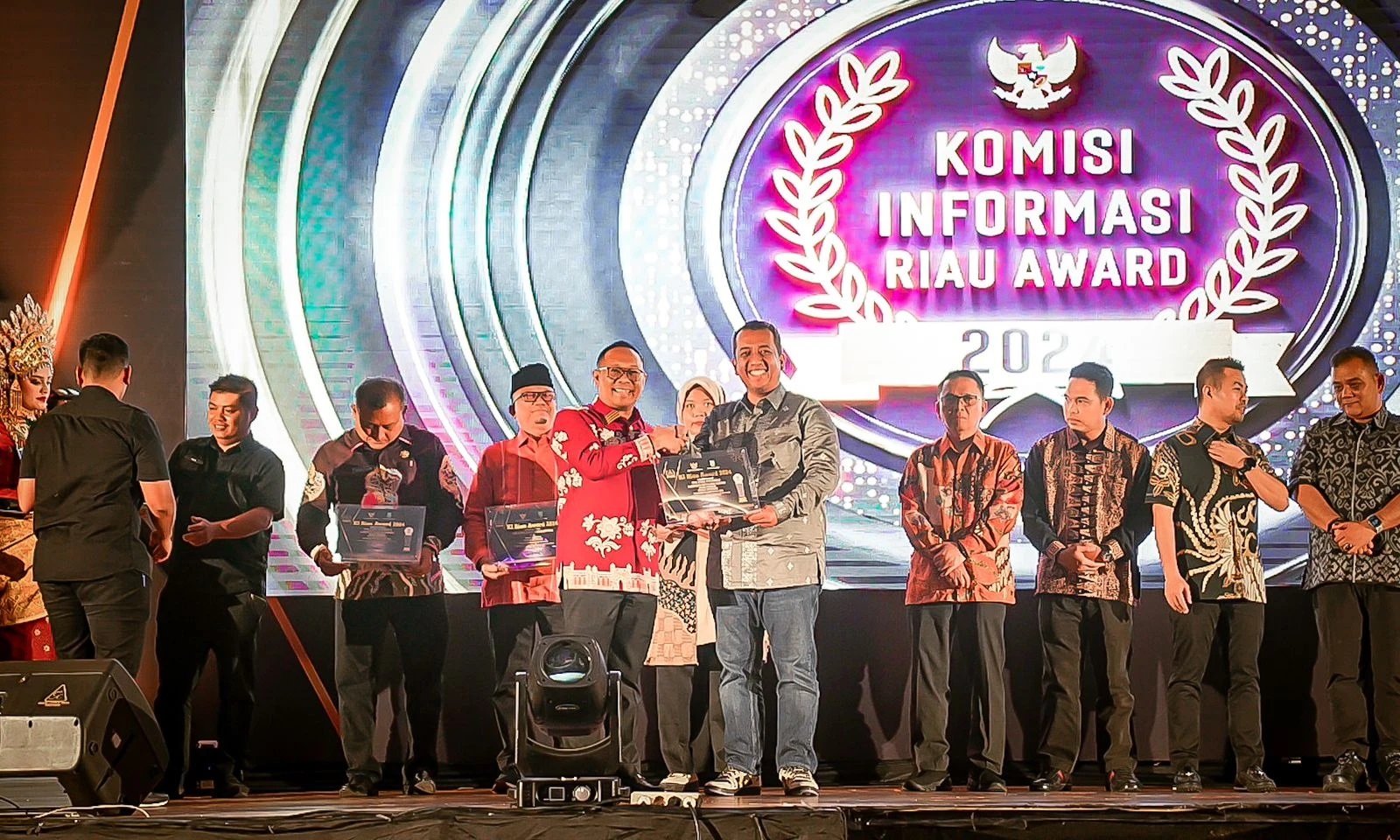 PPID Utama Meranti dan SMKN 1 Tebingtinggi Terima Penghargaan KI Riau Award Tahun 2024
