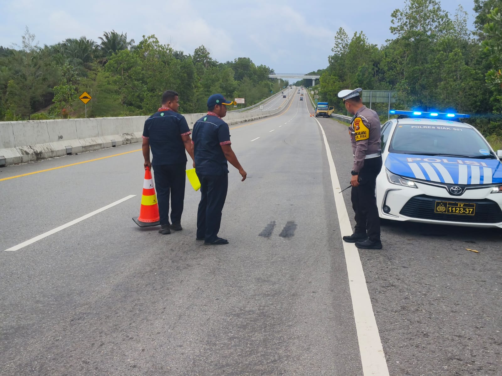 Brakkk! Minibus Tabrak Truk di Tol Pekanbaru-Dumai, Lima Penumpang Luka