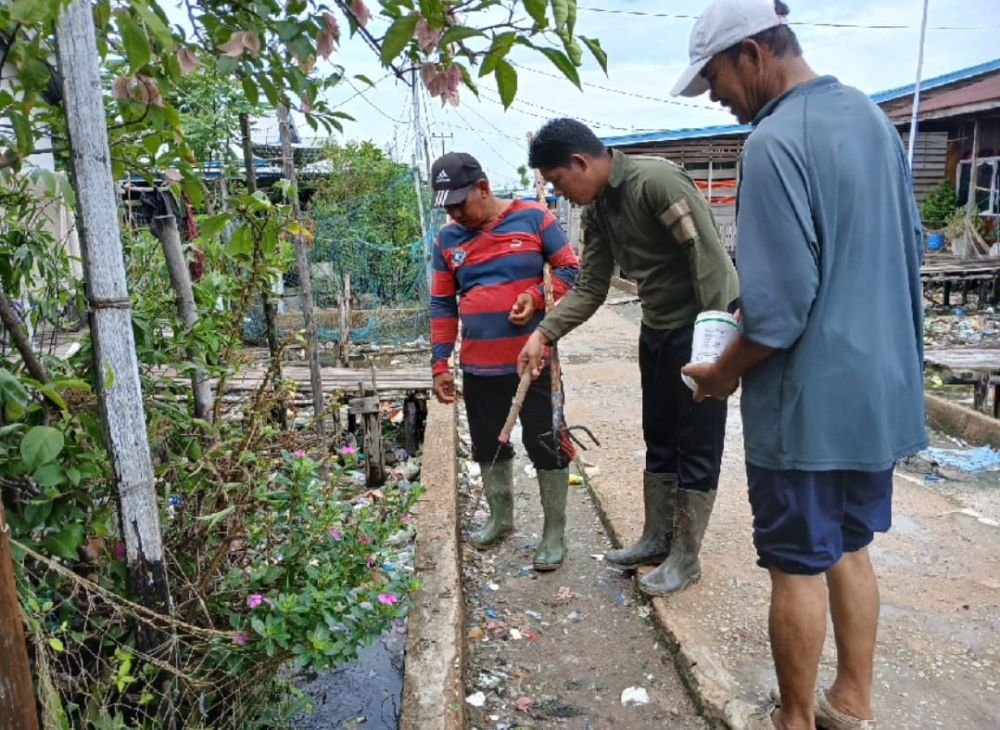 Cegah Malaria, Petugas Gabungan Gotong Royong di Desa Kuala Selat, Inhil