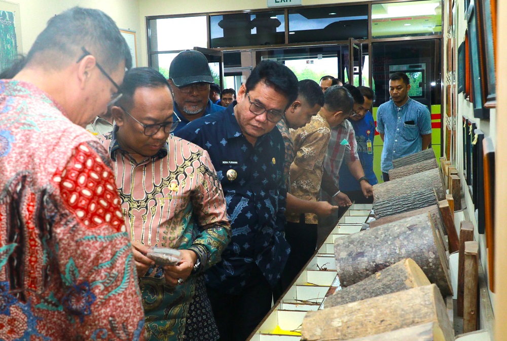 Pjs Bupati Siak Dampingi Pj Gubernur Riau Kunjungi PT Indah Kiat