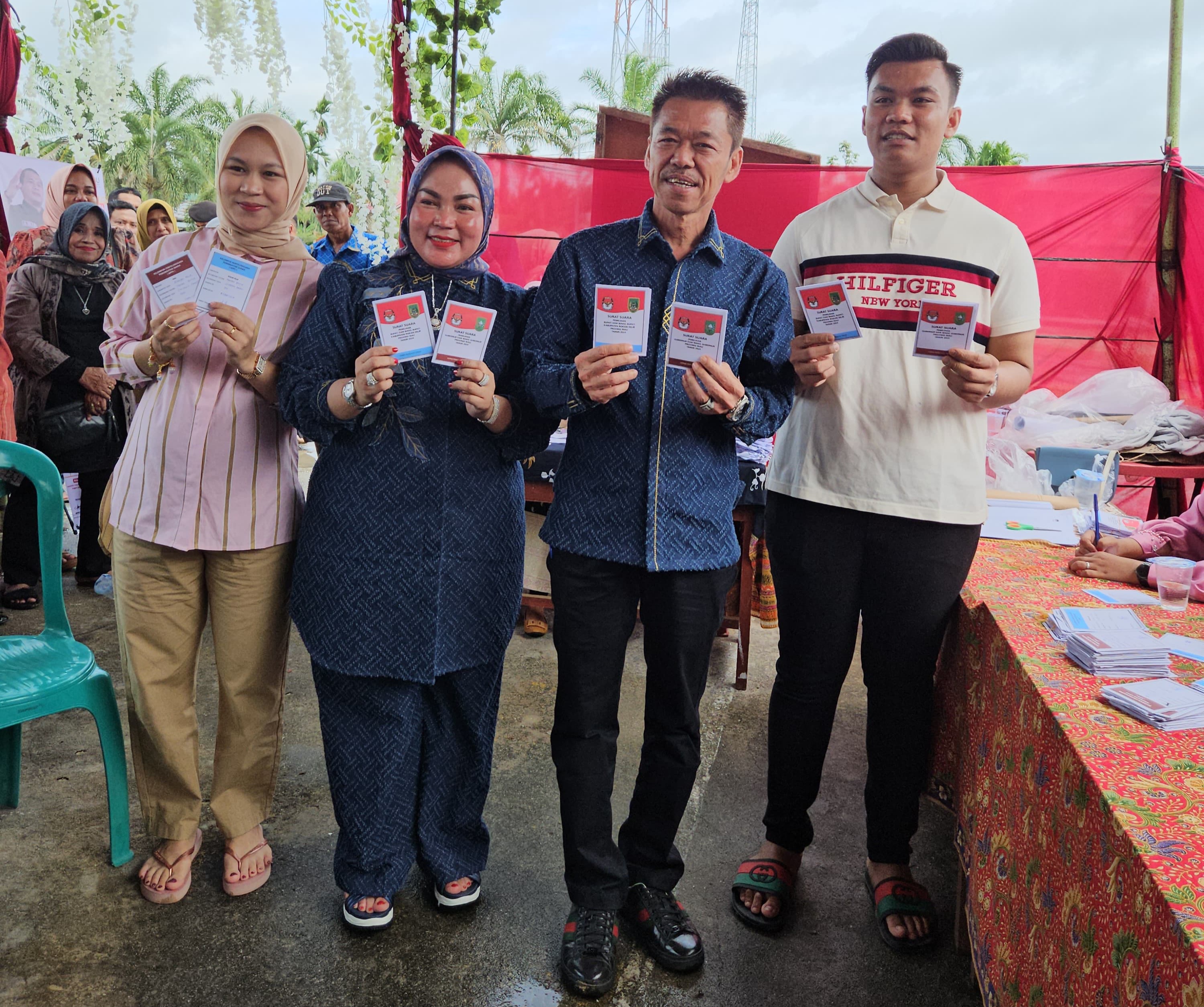 Bersama Keluarga, Bupati Rohil Afrizal Sintong Gunakan Hak Pilih di TPS 02 Sintong BaktiÂ 