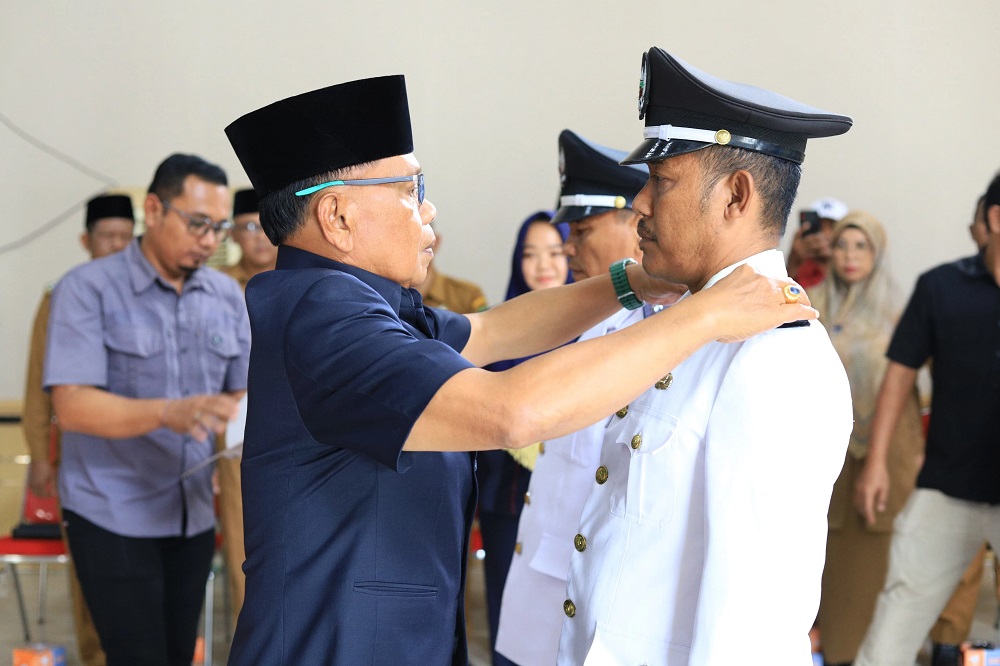 Plt Bupati Asmar Lantik Pj Kades Alahair dan Wonosari