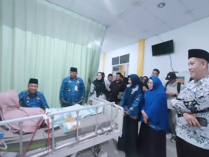 Wabup Siak Kunjungi Tenaga Pendidik Sakit, Apresiasi Dedikasi di Hari Guru