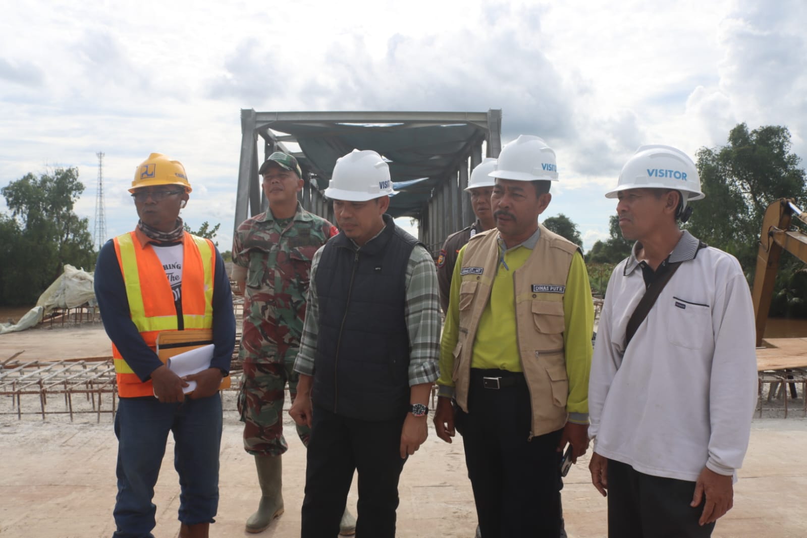 Pj Bupati Inhil Mendorong Kontraktor Segera Rampungkan Pembangunan Jembatan Penghubung Empat Kecamat