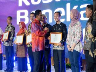 Pemda Kampar Terima Penghargaan Apresiasi Insan Keselamatan Jalan dari Menteri Perhubungan RIÂ 