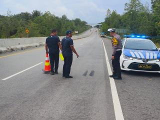 Brakkk! Minibus Tabrak Truk di Tol Pekanbaru-Dumai, Lima Penumpang Luka