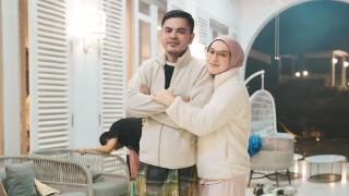 Pamer Bucin Saat Suami Merokok, Irish Bella Dihujat