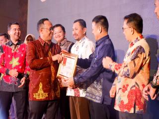 Pj Bupati Kampar Terima Penghargaan Sidhakarya Tahun 2024