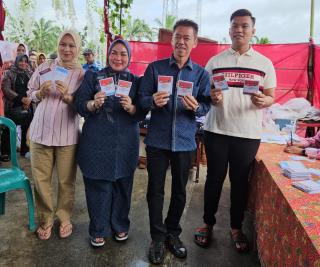 Bersama Keluarga, Bupati Rohil Afrizal Sintong Gunakan Hak Pilih di TPS 02 Sintong BaktiÂ 