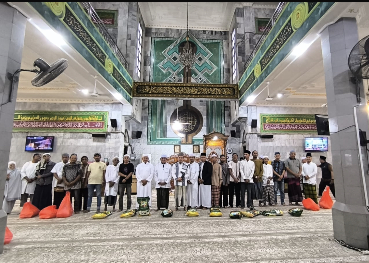 Pj Bupati Indragiri Hilir Laksanakan Shalat Subuh Berjamaah di Masjid Agung Al Huda