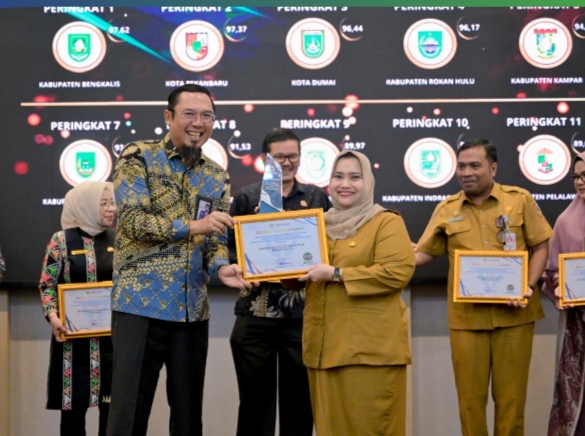 Bupati Kasmarni Terima Penghargaan Kepatuhan Pelayanan Publik Tahun 2024 dari Ombudsman RI