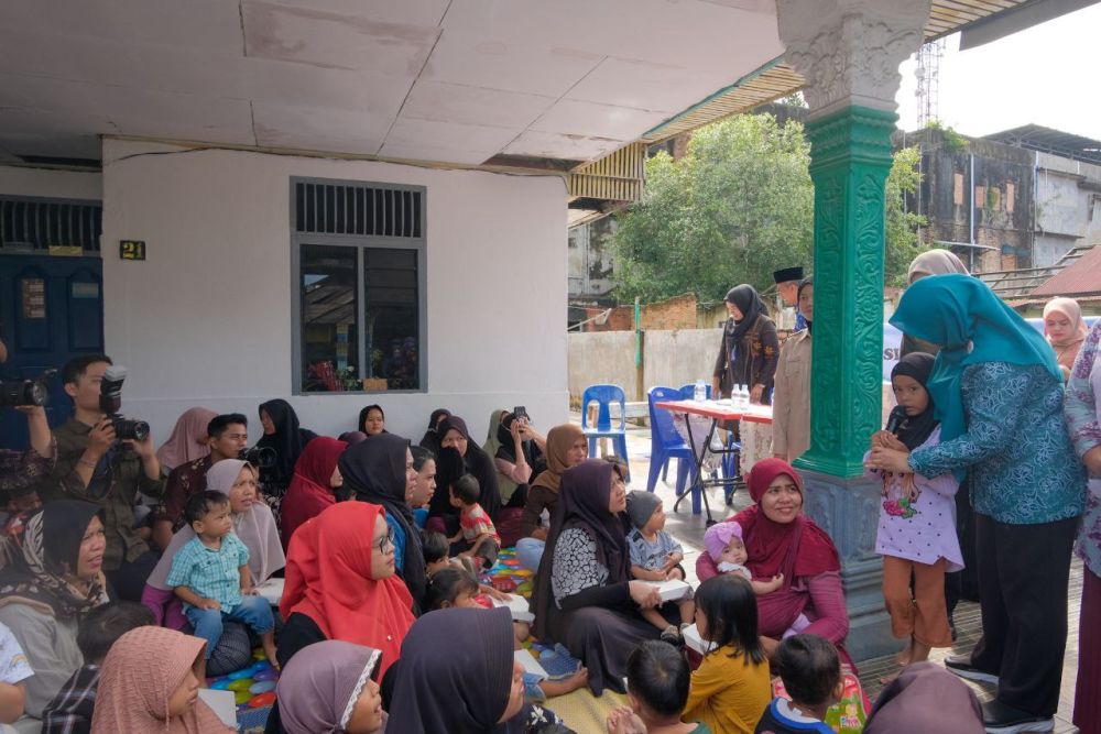 Pemprov Riau Salurkan 1049 Paket Makanan Bergizi Gratis ke SDN dan Posyandu di Pekanbaru
