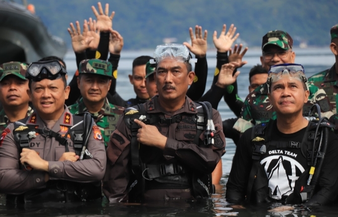 Disaksikan Forkopimda, Kajati Maluku Agoes SP Terima Penyematan Brevet Selam Dasar Militer