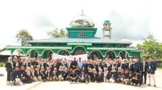 Mahasiswa Administrasi Bisnis Internasional Polbeng Kunjungan dan Pengabdian di Desa Kembung Luar