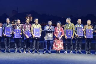 Diserahkan Menteri Natalius Pigai, Pemprov Riau Terima predikat Terbaik Penghargaan HAM
