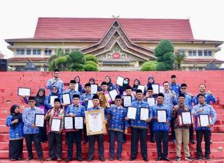 Brida Pelalawan Serahkan Hadiah dan Penghargaan Pemenang Lomba Inovasi Daerah Tahun 2024