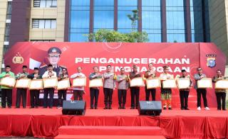 Kapolda Riau Beri Penghargaan Para Tokoh dalam Mengawal Demokrasi dan Menjaga Keamanan
