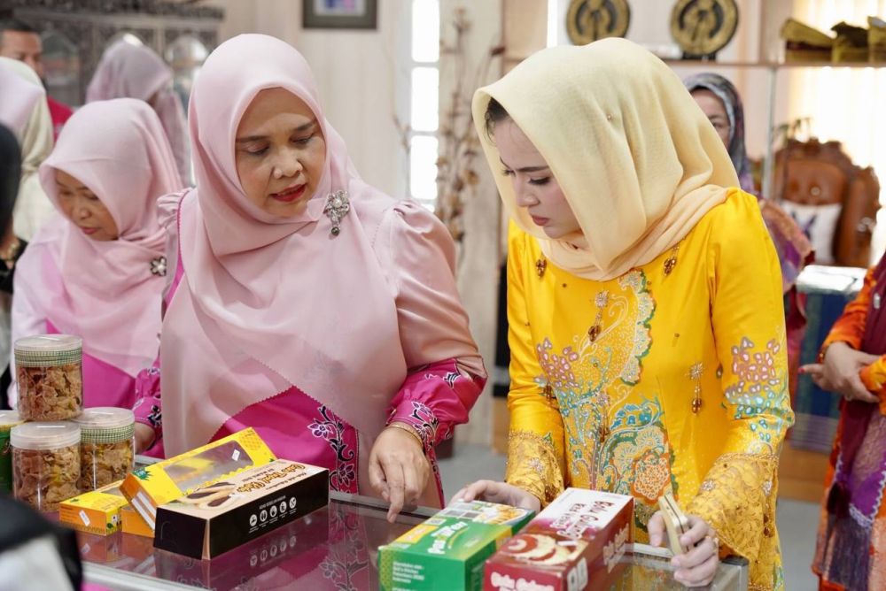 Permaisuri Pontianak Terpesona dengan Keindahan Kerajinan Tangan Riau