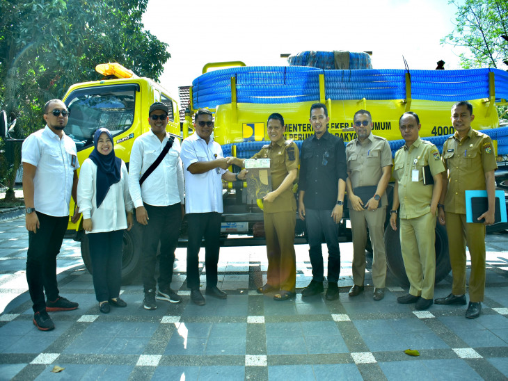 Pj Bupati Kampar Terima Langsung Hibah Satu Unit Mobil Tinja dari Kemetrian PU Perumahan Rakyat RIÂ