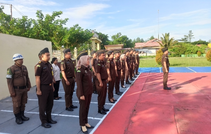 Kasi Pidsus Kejari SBB Penerima Apel Kerja PagiÂ