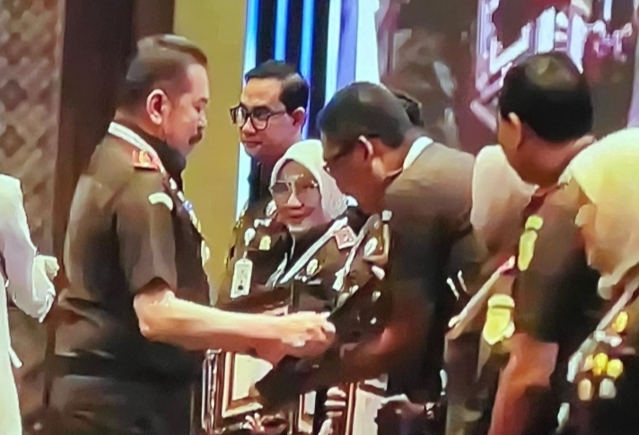 Kajati Maluku Terima Piagam Penghargaan Juara 1 Video Kreatif Profil Daerah 3T Tahun 2025