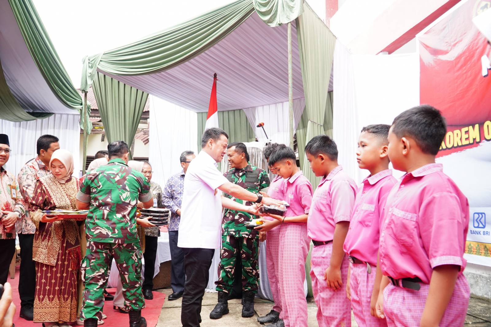 Pj Bupati Dampingi Danrem 031/WB Pencanangan Makan Siang Bergizi di Kabupaten Kampar