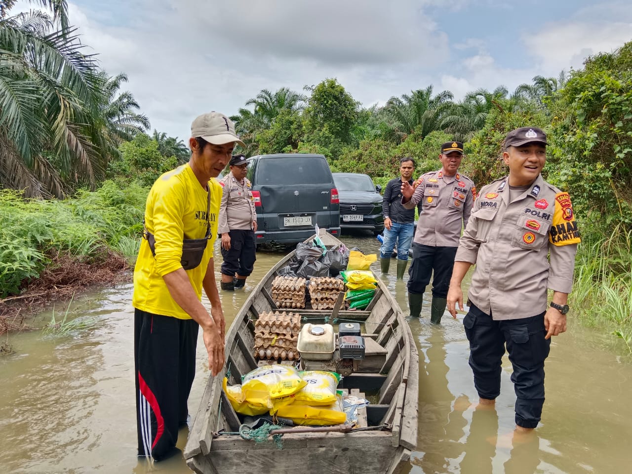 Polri dan Masyarakat Bersatu Hadapi Bencana Banjir Kampar Kiri Hilir