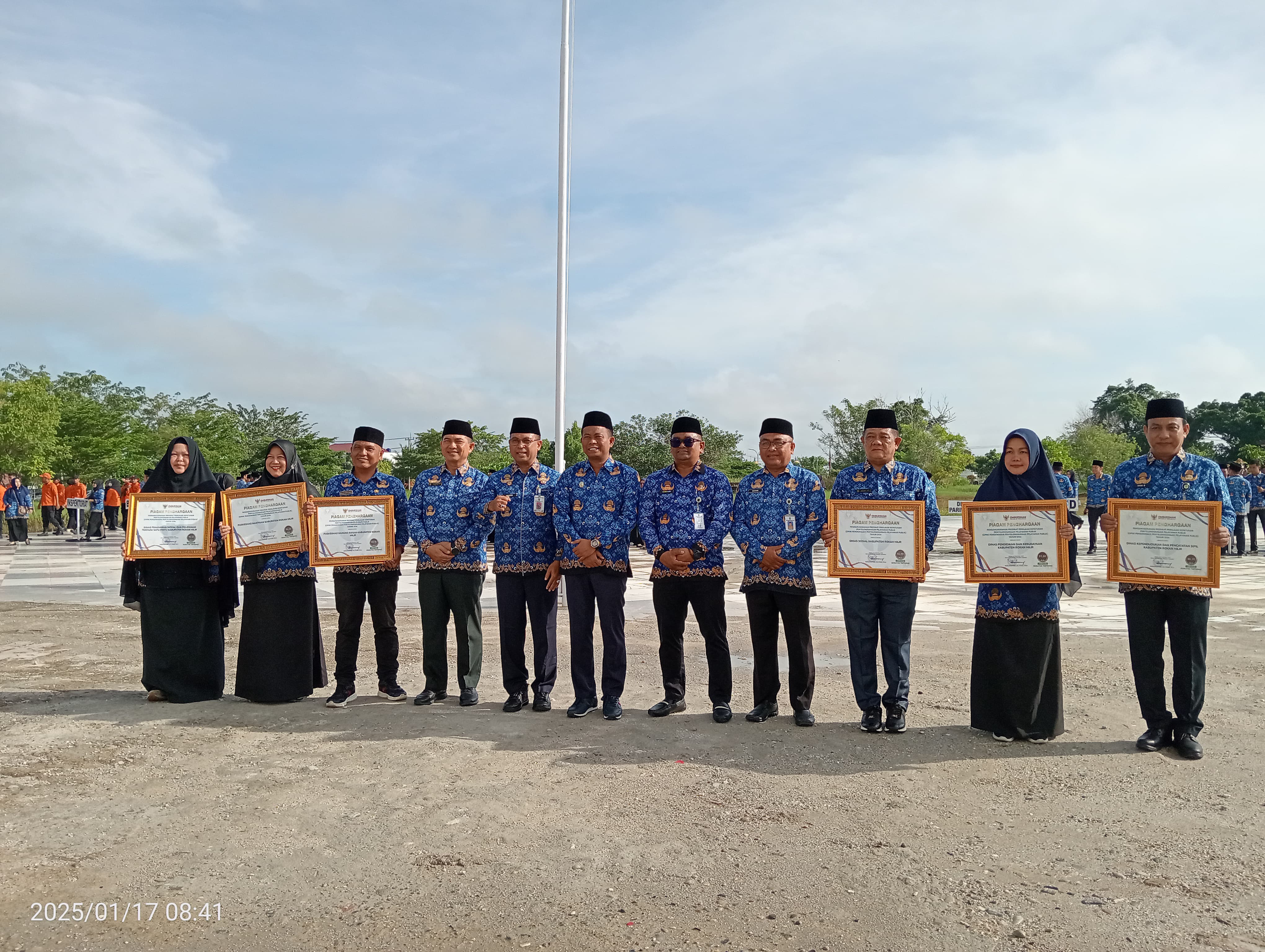 Beri Pelayanan Terbaik, 4 OPD dan 2 Puskesmas Rohil Terima Penghargaan Ombudsman RI